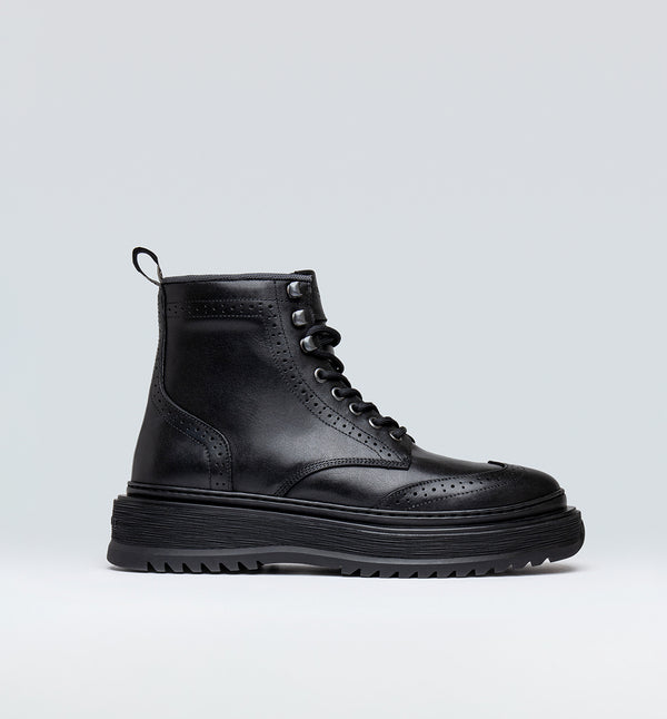 Slack Brogue från Sneaky Steve är en rejäl och mångsidig boot i tidlös, modern design med ett vackert brogue-mönster på ovandelen. Tillverkad i ett robust, genuint läder som kommer att åldras med fin patina och med nylondetaljer runt skaftet. Gjord på en modern gummisula med Sneaky Steve-logon på hälen.
Skorna tillverkas i Portugal och sista steget är alltid en handgjord finish som gör varje enskild sko unik och får materialet att kännas levande.
Designade i Göteborg. Tillverkade i Portugal.
Färg: Svart