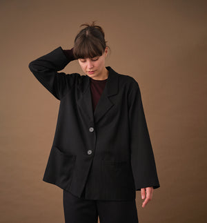 Vår kavaj Sonia Kritstreck. En avslappnad kavaj. Helfodrad och fickor fram. Sydd i ett deadstock tyg.
Färg: Svart med grå och roströda streck, svart foder.
Material: Yttertyg: 100% ull, deadstock. Foder: 60% acetat, 40% viskos från Italien.