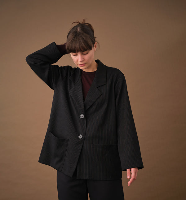 Vår kavaj Sonia Kritstreck. En avslappnad kavaj. Helfodrad och fickor fram. Sydd i ett deadstock tyg.
Färg: Svart med grå och roströda streck, svart foder.
Material: Yttertyg: 100% ull, deadstock. Foder: 60% acetat, 40% viskos från Italien.