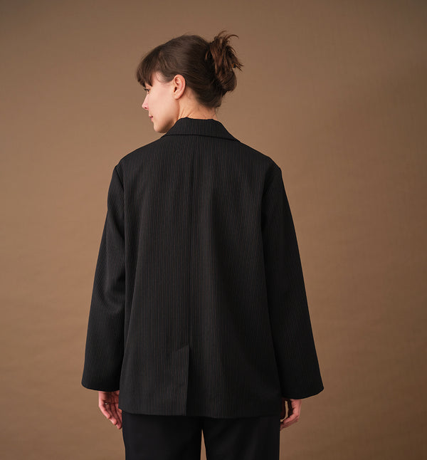 Vår kavaj Sonia Kritstreck. En avslappnad kavaj. Helfodrad och fickor fram. Sydd i ett deadstock tyg.
Färg: Svart med grå och roströda streck, svart foder.
Material: Yttertyg: 100% ull, deadstock. Foder: 60% acetat, 40% viskos från Italien.