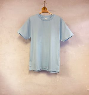 Unisex T-shirt&nbsp;i klassisk modell. Ribbad kant vid halsringning. Tillverkad av GOTS-märkt ekologisk bomull.&nbsp;  Färg: Ljusblå  Material:&nbsp;100% ekologisk bomull. 