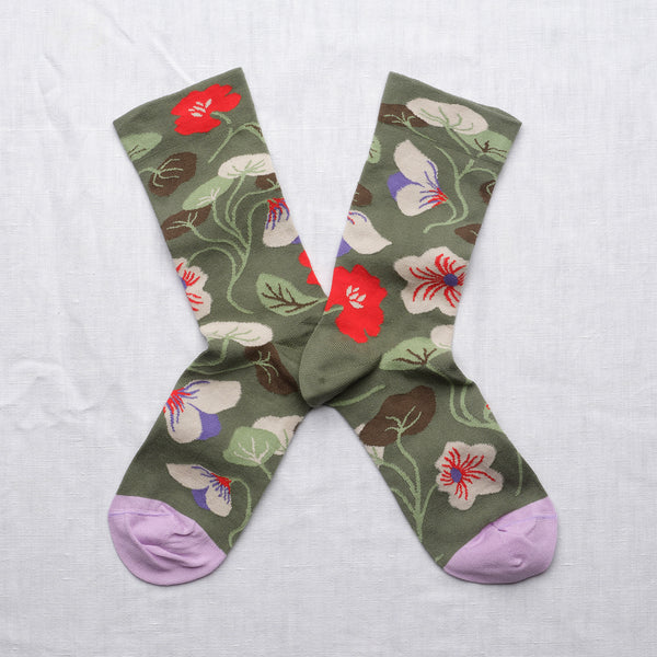 Strumpor 'Fleurs Cèdre' från franska Bonne Maison. De är tillverkade av finaste egyptiska bomull och en dubbeltrådig elastan. Som konstverk på fötterna! 
Färg: Blommor i beige, lila och rött på mörkgrön botten med ljuslila tå. 
Material: 90% bomull, 8% polyamid, 2% elastan