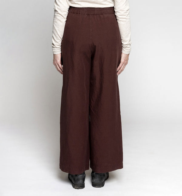 Byxor Thit från dansk Muse Wear. Klassiska och bekväma pull-on-byxor med vida, raka ben. Sydda i en lyxig Tencel- och linneblandning. Designad i danska Thy. 
Färg: Kastanj, rödbrun
Material: 70% Tencel, 30% linne. Detta tyg är tillverkat i Portugal.
Skötselråd: 30 grader fintvätt
Tillverkad i: Portugal 
