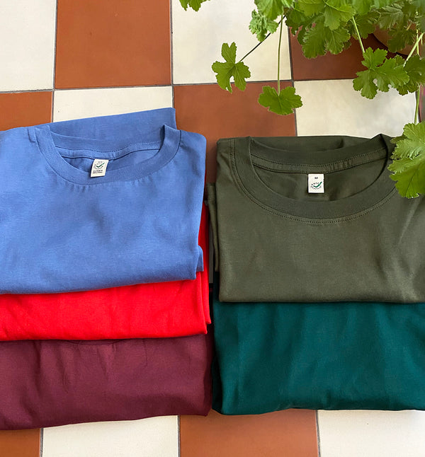 Unisex T-shirt i klassisk modell. Ribbad kant vid halsringning. Tillverkad av GOTS-märkt ekologisk bomull. 
Färg: Mossgrön, flaskgrön, vinröd, röd, blå
Material: 100% ekologisk bomull. Vikt jersey 155 g. 