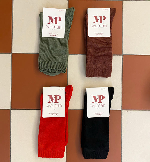 Ribbstickade strumpor i ull. Klassisk strumpa i merinoull med bästa hållbara kvalitet. Produkten är certifierad enligt STANDARD 100 av OEKO-TEX®.
Färg: Chokladbrun
Material: 80%, Superwash ull, 17% polyamid, 3% elastan
Tillverkad i: Lettland