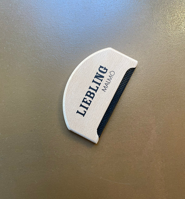 Vår egen ullkam som hjälper till att avlägsna noppor och får dina favoritplagg att hålla längre. Även ett ullplagg av hög kvalitet kan få noppor. Det är utstickande garnfibrer som filtar ihop sig. Är plagget av rent naturmaterial går nopporna lätt att plocka bort och överskottet försvinner med tiden. Lägg plagget på ett hårt underlag och gå över med kammen under ärmhål, på sidorna av bålen och i ärmslut. Passar till plagg i ull och kashmir.
Material: Bambu