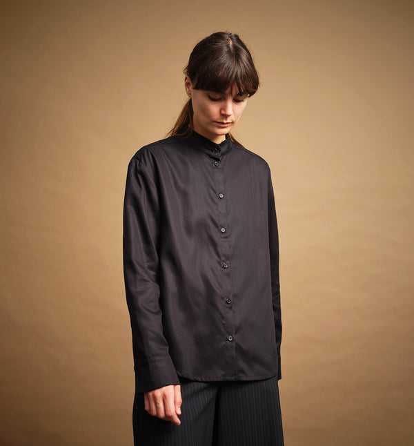 Skjorta Uma har bandkrage med avtagbart band. Lång ärm med manchett. Ok och veck i ryggen. Fin både med rosett i kragen och utan. Stängd eller öppen! Uma Monroe är sydd i en lyxig Tencel.   Färg: Svart  Material: 100% Tencel