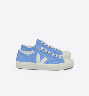 Sneakers Wata II Low Aqua från Veja är ekologisk och fairtrade.  Skon har vit sula, tå, skosnören, logo och tyget har en vacker ljusblå ton.