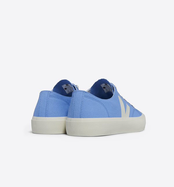 Sneakers Wata II Low Aqua från Veja är ekologisk och fairtrade.  Skon har vit sula, tå, skosnören, logo och tyget har en vacker ljusblå ton.