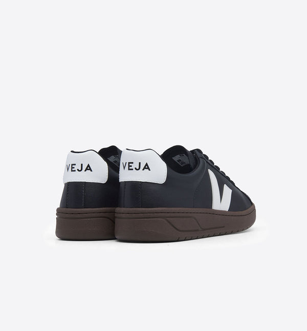 Sneakers från Veja i modell Urca. Helt veganska sneakers! Tillverkade av materialet C.W.L. (Cotton Worked as Leather). Det är ett vegansk alternativ till läder gjort av ekologiskt bomullstyg, täckt av majsstärkelse och ricinusolja. Materialet är 63% biobaserat. Helt fantastiskt tycker vi!  Färg: Svart med vita detaljer. Mörkbrun sula.