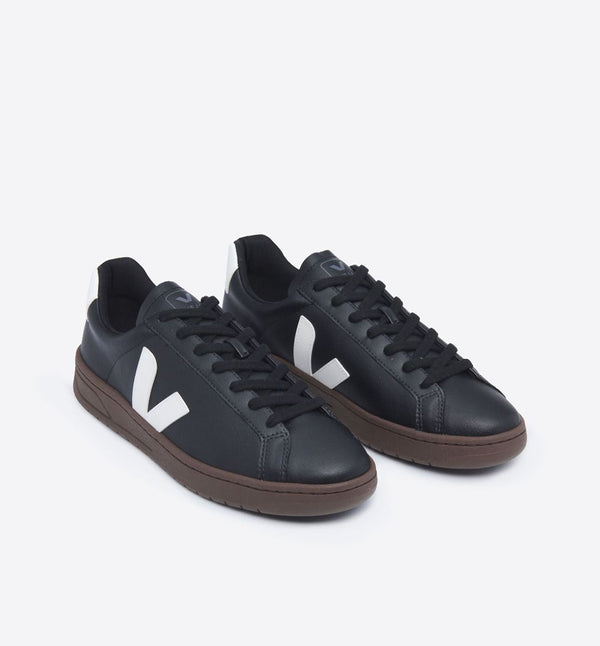 Sneakers från Veja i modell Urca. Helt veganska sneakers! Tillverkade av materialet C.W.L. (Cotton Worked as Leather). Det är ett vegansk alternativ till läder gjort av ekologiskt bomullstyg, täckt av majsstärkelse och ricinusolja. Materialet är 63% biobaserat. Helt fantastiskt tycker vi!  Färg: Svart med vita detaljer. Mörkbrun sula.