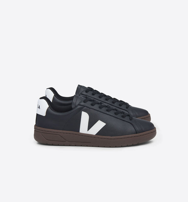 Sneakers från Veja i modell Urca. Helt veganska sneakers! Tillverkade av materialet C.W.L. (Cotton Worked as Leather). Det är ett vegansk alternativ till läder gjort av ekologiskt bomullstyg, täckt av majsstärkelse och ricinusolja. Materialet är 63% biobaserat. Helt fantastiskt tycker vi!  Färg: Svart med vita detaljer. Mörkbrun sula.