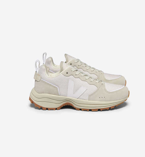 Sneaker Venturi II från Veja. 
Färg: Gråvit, vit
Yttermaterial: Ovandel: Hexamesh (53% ekologisk bomull och 47% återvunnen polyester)