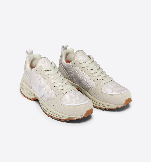 Sneaker Venturi II från Veja. 
Färg: Gråvit, vit
Yttermaterial: Ovandel: Hexamesh (53% ekologisk bomull och 47% återvunnen polyester)
