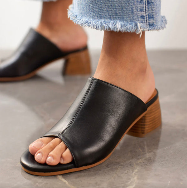 Minimalistisk Mulesandal med skulpturell träklack. Sandalen har en rund tå, vadderad lädersula och en lätt tunitsula med 5 cm klack. Tillverkad i naturligt läder som andas. Designad i Danmark och handgjord med kärlek i Portugal.