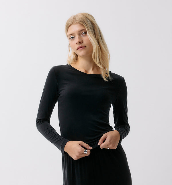 Långärmad topp i lite tight modell från schweiziska Moya Kala. Sydd i en ljuvligt skön cuprotrikå. 
Färg: Grafit