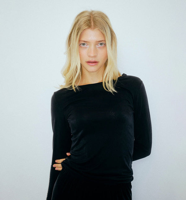 Långärmad topp i lite tight modell från schweiziska Moya Kala. Sydd i en ljuvligt skön cuprotrikå. 
Färg: Grafit