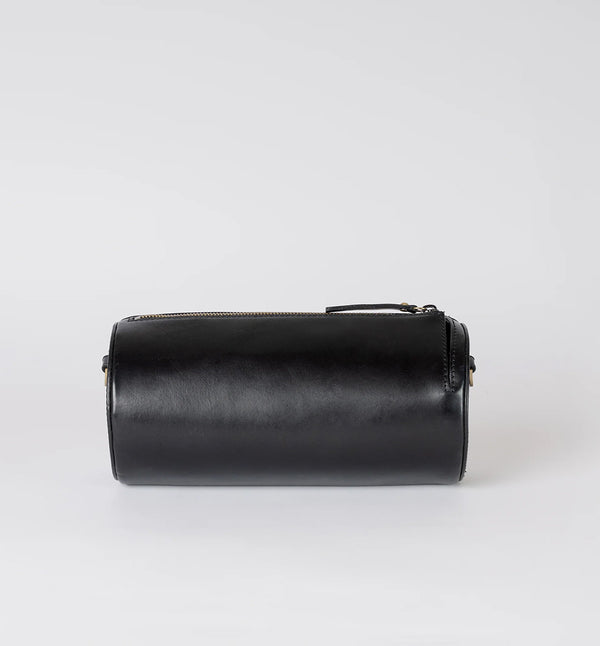 Handväska Izzy är O My Bag:s unika cylinderformade handväska som förkroppsligar den där edgy och retro, men ändå minimalistiska stilen. Denna cross-body-väska är tillverkad av hållbart ekologiskt läder. Izzys eleganta och moderna design gör att den passar lika bra till vardag som till fest. Den justerbara remmen gör att den kan bäras på olika sätt, som en cross-body-väska eller kortare för ett elegant axelalternativ. Svart läder.