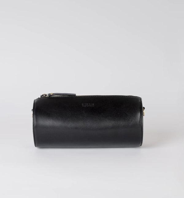 Handväska Izzy är O My Bag:s unika cylinderformade handväska som förkroppsligar den där edgy och retro, men ändå minimalistiska stilen. Denna cross-body-väska är tillverkad av hållbart ekologiskt läder. Izzys eleganta och moderna design gör att den passar lika bra till vardag som till fest. Den justerbara remmen gör att den kan bäras på olika sätt, som en cross-body-väska eller kortare för ett elegant axelalternativ. Svart läder.