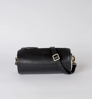 Handväska Izzy är O My Bag:s unika cylinderformade handväska som förkroppsligar den där edgy och retro, men ändå minimalistiska stilen. Denna cross-body-väska är tillverkad av hållbart ekologiskt läder. Izzys eleganta och moderna design gör att den passar lika bra till vardag som till fest. Den justerbara remmen gör att den kan bäras på olika sätt, som en cross-body-väska eller kortare för ett elegant axelalternativ. Svart läder.
