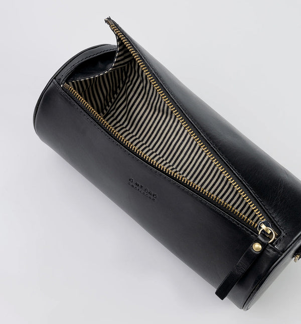 Handväska Izzy är O My Bag:s unika cylinderformade handväska som förkroppsligar den där edgy och retro, men ändå minimalistiska stilen. Denna cross-body-väska är tillverkad av hållbart ekologiskt läder. Izzys eleganta och moderna design gör att den passar lika bra till vardag som till fest. Den justerbara remmen gör att den kan bäras på olika sätt, som en cross-body-väska eller kortare för ett elegant axelalternativ. Svart läder.