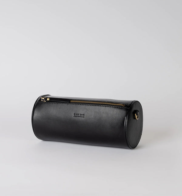 Handväska Izzy är O My Bag:s unika cylinderformade handväska som förkroppsligar den där edgy och retro, men ändå minimalistiska stilen. Denna cross-body-väska är tillverkad av hållbart ekologiskt läder. Izzys eleganta och moderna design gör att den passar lika bra till vardag som till fest. Den justerbara remmen gör att den kan bäras på olika sätt, som en cross-body-väska eller kortare för ett elegant axelalternativ. Svart läder.