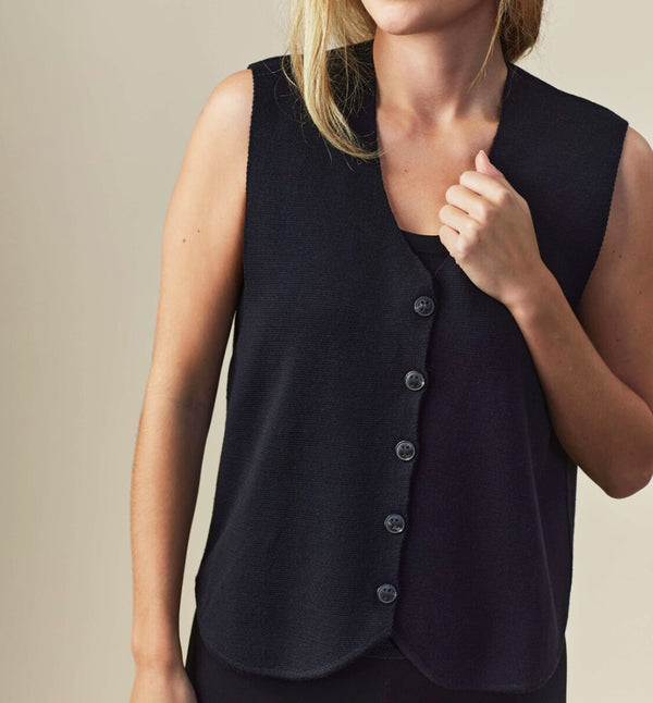 Väst Khloe från Sibin Linnebjerg. V-ringad väst med knappar fram. Styla den med en skjorta, långärmad eller bara bara armar.
Färg: Svart
Material: 50% merinoull, 50% akryl. Garnet kommer från Italien.