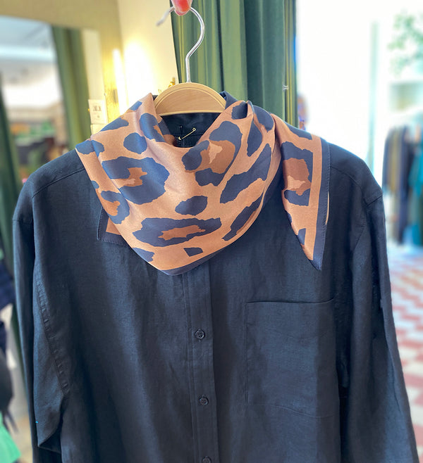Fyrkantig sidenscarf från SneakyFox med dekorativt och stilrent leopardtryck. Scarfen är gjord av 100% mjukt siden och mäter 68x68cm. Designad för att användas på många olika sätt - lindad en eller två gånger runt halsen, bärs runt midjan, runt huvudet, eller som en håraccessoar.
Färg: Leopard, brun och svart
Mått: 68x68 cm
Material: 100% Silke