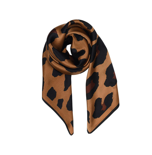 Fyrkantig sidenscarf från SneakyFox med dekorativt och stilrent leopardtryck. Scarfen är gjord av 100% mjukt siden och mäter 68x68cm. Designad för att användas på många olika sätt - lindad en eller två gånger runt halsen, bärs runt midjan, runt huvudet, eller som en håraccessoar.
Färg: Leopard, brun och svart
Mått: 68x68 cm
Material: 100% Silke