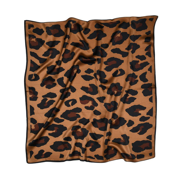 Fyrkantig sidenscarf från SneakyFox med dekorativt och stilrent leopardtryck. Scarfen är gjord av 100% mjukt siden och mäter 68x68cm. Designad för att användas på många olika sätt - lindad en eller två gånger runt halsen, bärs runt midjan, runt huvudet, eller som en håraccessoar.
Färg: Leopard, brun och svart
Mått: 68x68 cm
Material: 100% Silke