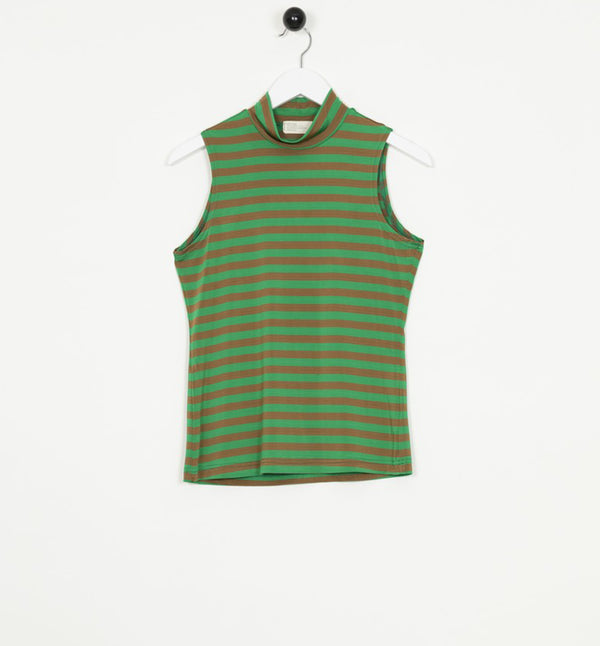 Topp Moretti från Bric-a-brac. Randig i brunt och grönt. Ärmlös topp med polokrage.
Färg: Randig ekbrun/gräsgrön
Material: 92% Rayon (FSC), 8% Elastan.