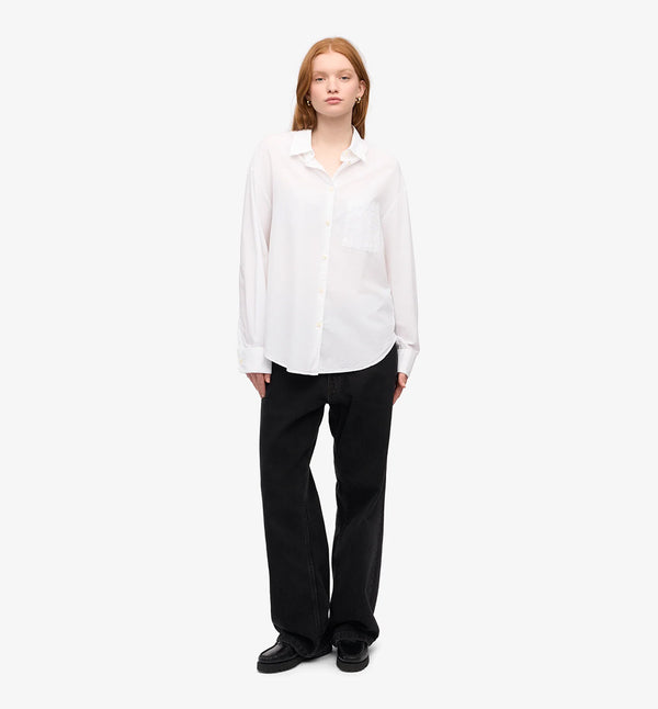 Oversized skjorta från Colorful standard i ekologisk bomull. Förtvättad.  Färg: Vit  Material: 100 % ekologisk bomull  Certifierd med:  Miljövänlig färg - Oeko-Tex®, PETA Approved Vegan  Tillverkad i: Portugal
