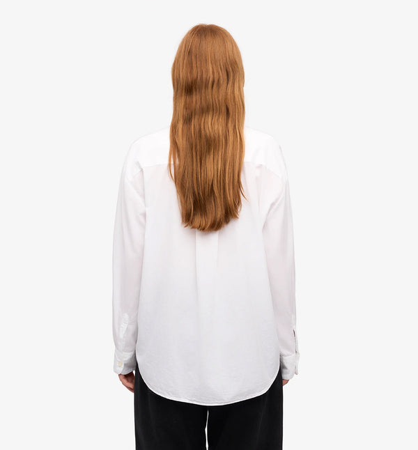 Oversized skjorta från Colorful standard i ekologisk bomull. Förtvättad.  Färg: Vit  Material: 100 % ekologisk bomull  Certifierd med:  Miljövänlig färg - Oeko-Tex®, PETA Approved Vegan  Tillverkad i: Portugal
