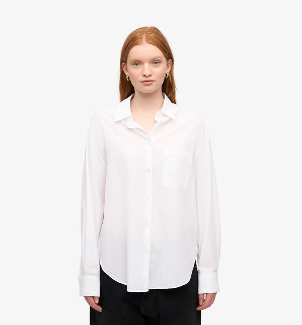 Oversized skjorta från Colorful standard i ekologisk bomull. Förtvättad.  Färg: Vit  Material: 100 % ekologisk bomull  Certifierd med:  Miljövänlig färg - Oeko-Tex®, PETA Approved Vegan  Tillverkad i: Portugal