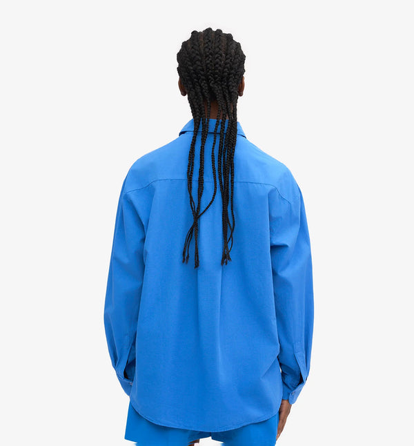 Oversized skjorta från Colorful standard i ekologisk bomull. Förtvättad.  Färg: Stillahavsblå / Pacific blue