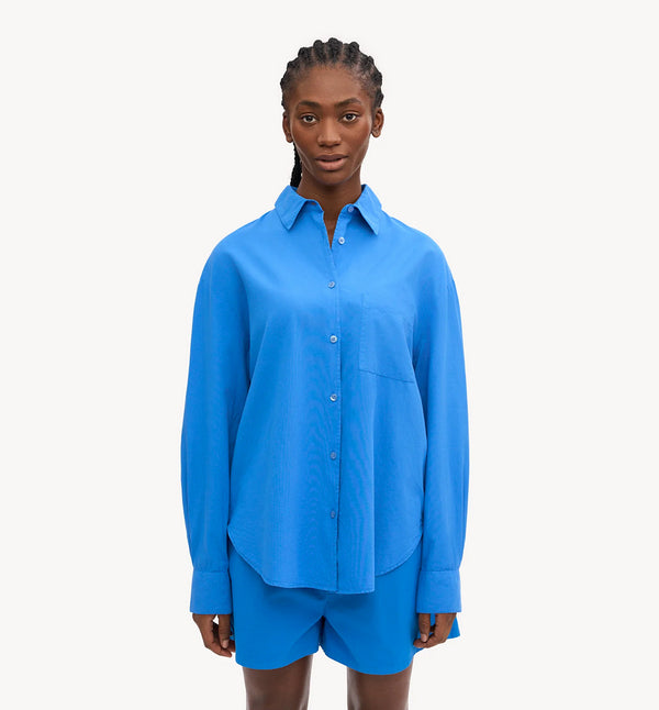 Oversized skjorta från Colorful standard i ekologisk bomull. Förtvättad.  Färg: Stillahavsblå / Pacific blue