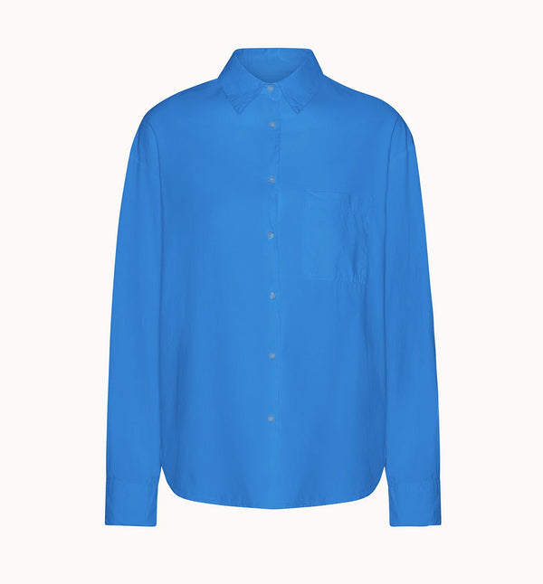 Oversized skjorta från Colorful standard i ekologisk bomull. Förtvättad.  Färg: Stillahavsblå / Pacific blue