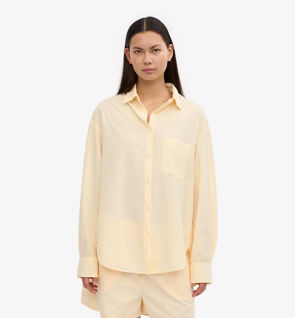 Oversized skjorta från Colorful standard i ekologisk bomull. Förtvättad.
Färg: Ljusgul
Material: 100 % ekologisk bomull
Certifierad med:  Miljövänlig färg - Oeko-Tex®, PETA Approved Vegan
Tillverkad i: Portugal