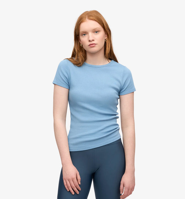 Ribbstickad långärmad t-shirt från Colorful standard i ekologisk bomull. Figurnära, lite tight modell. Förtvättad.
Färg: Seaside Blue, havsblå
Material: 95 % ekologisk bomull, 5 % elastan.