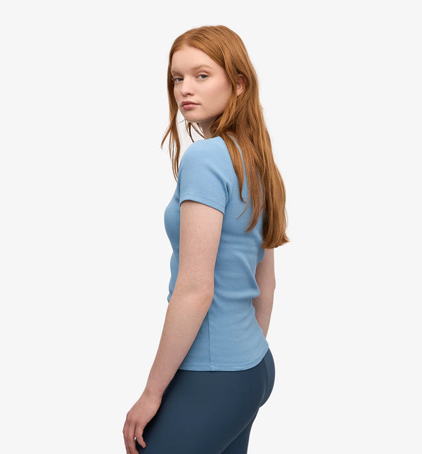 Ribbstickad långärmad t-shirt från Colorful standard i ekologisk bomull. Figurnära, lite tight modell. Förtvättad.
Färg: Seaside Blue, havsblå
Material: 95 % ekologisk bomull, 5 % elastan.