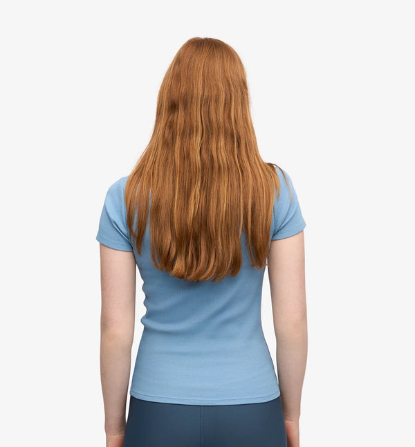 Ribbstickad långärmad t-shirt från Colorful standard i ekologisk bomull. Figurnära, lite tight modell. Förtvättad.
Färg: Seaside Blue, havsblå
Material: 95 % ekologisk bomull, 5 % elastan.