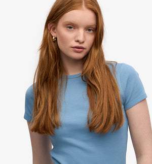Ribbstickad långärmad t-shirt från Colorful standard i ekologisk bomull. Figurnära, lite tight modell. Förtvättad.
Färg: Seaside Blue, havsblå
Material: 95 % ekologisk bomull, 5 % elastan.