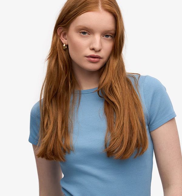Ribbstickad långärmad t-shirt från Colorful standard i ekologisk bomull. Figurnära, lite tight modell. Förtvättad.
Färg: Seaside Blue, havsblå
Material: 95 % ekologisk bomull, 5 % elastan.