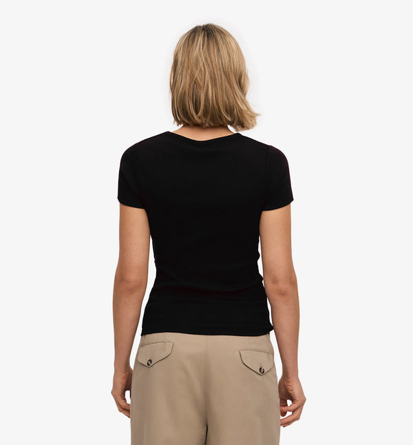 Ribbstickad långärmad t-shirt från Colorful standard i ekologisk bomull. Figurnära, lite tight modell. Förtvättad.
Färg: Svart
Material: 95 % ekologisk bomull, 5 % elastan.