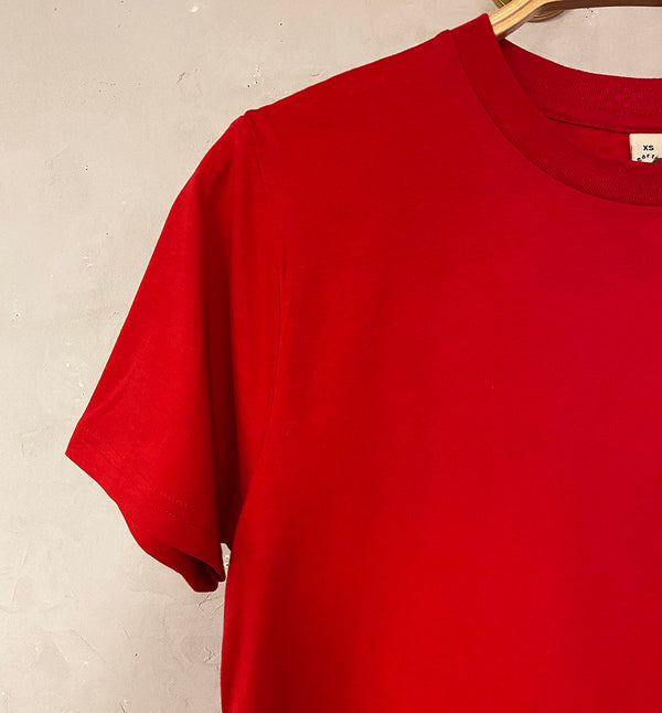 Unisex T-shirt i klassisk modell. Ribbad kant vid halsringning. Tillverkad av GOTS-märkt ekologisk bomull. 
Färg: Röd
Material: 100% ekologisk bomull. Vikt jersey 155 g. 