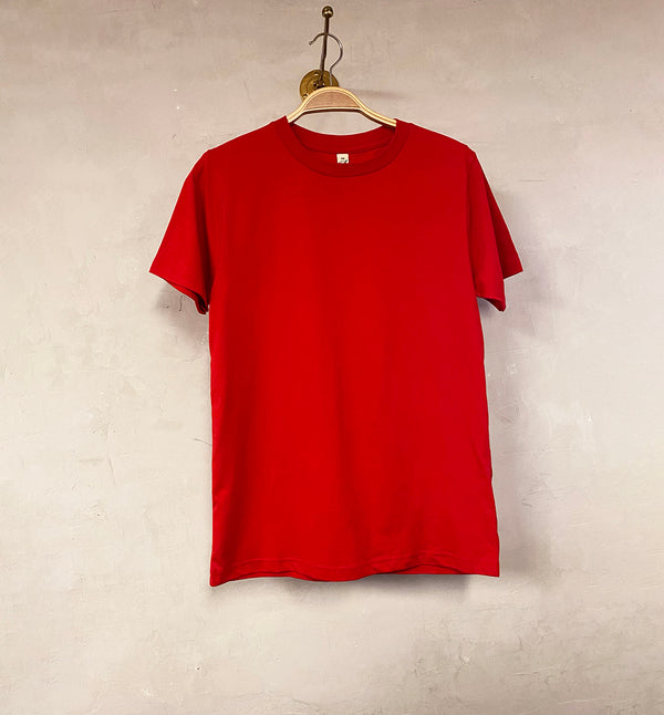 Unisex T-shirt i klassisk modell. Ribbad kant vid halsringning. Tillverkad av GOTS-märkt ekologisk bomull. 
Färg: Röd
Material: 100% ekologisk bomull. Vikt jersey 155 g. 