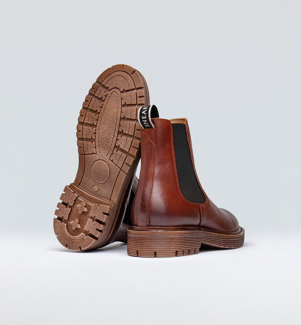 Sense från Sneaky Steve är en stilren Chelsea boot i en vacker konjaksfärg. Tillverkad i ett robust läder som kommer att åldras med fin patina. 