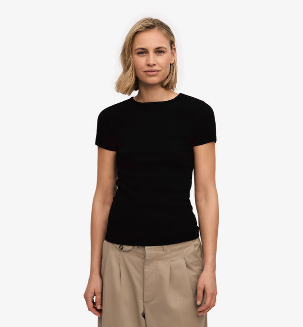 Ribbstickad långärmad t-shirt från Colorful standard i ekologisk bomull. Figurnära, lite tight modell. Förtvättad.
Färg: Svart
Material: 95 % ekologisk bomull, 5 % elastan.
