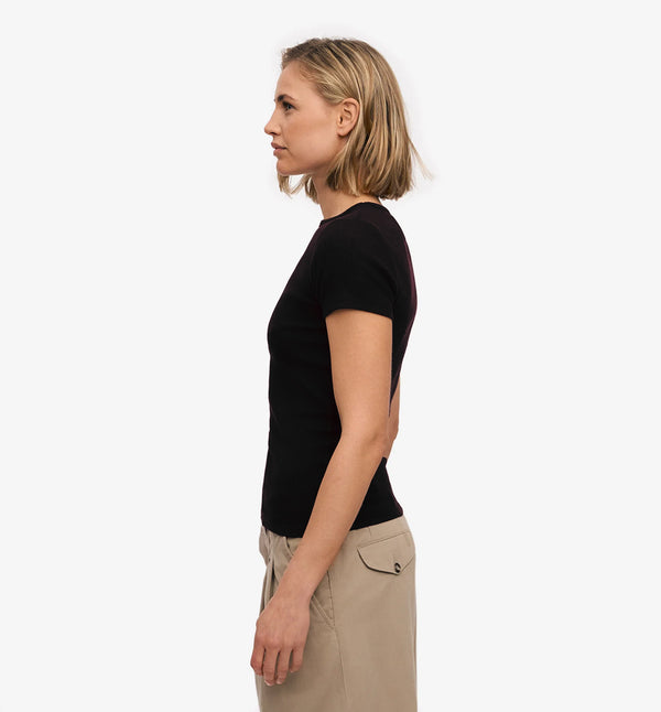 Ribbstickad långärmad t-shirt från Colorful standard i ekologisk bomull. Figurnära, lite tight modell. Förtvättad.
Färg: Svart
Material: 95 % ekologisk bomull, 5 % elastan.
