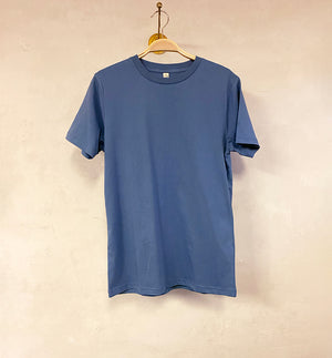 Unisex T-shirt i klassisk modell. Ribbad kant vid halsringning. Tillverkad av GOTS-märkt ekologisk bomull.   Färg: Faded denim / ljust denimblå  Material: 100% ekologisk bomull.